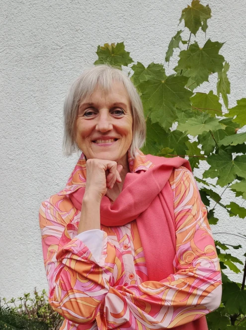 Ulrike M. Walter steht vor einem Ahorn
